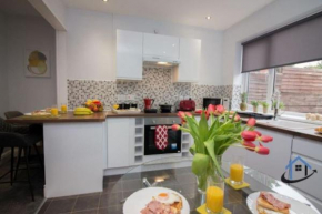 Wheatley Casa, Nr Racecourse 3 bed, driveway
